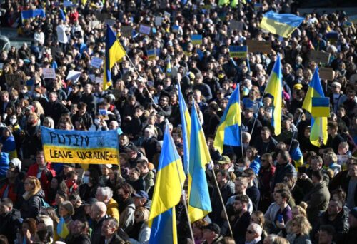 Може президенту Зеленському треба більше дослухатись до українського народу, ніж до своїх радників?